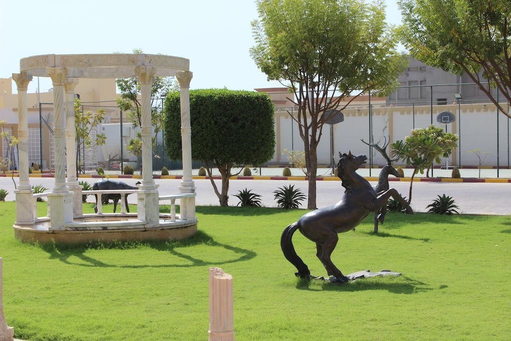 Tio Sea Resort Al Khor Kültér fotó The park of the university
