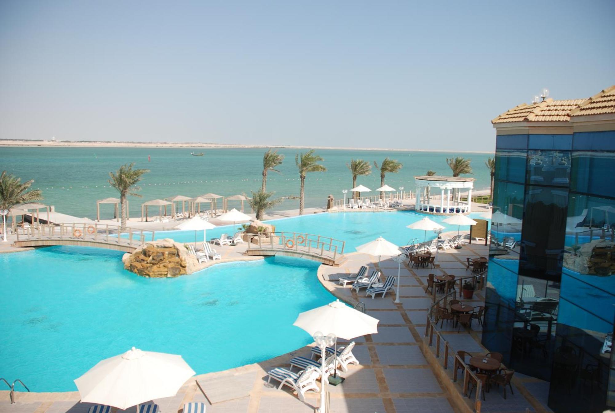 Tio Sea Resort Al Khor Kültér fotó The pool at the Grand Hotel