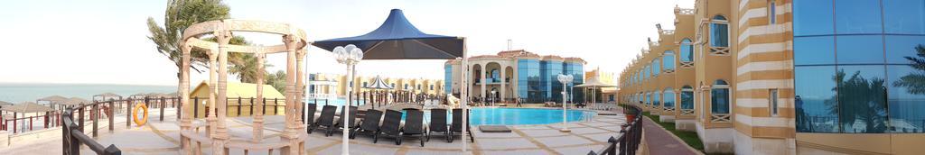Tio Sea Resort Al Khor Kültér fotó The pool at the hotel
