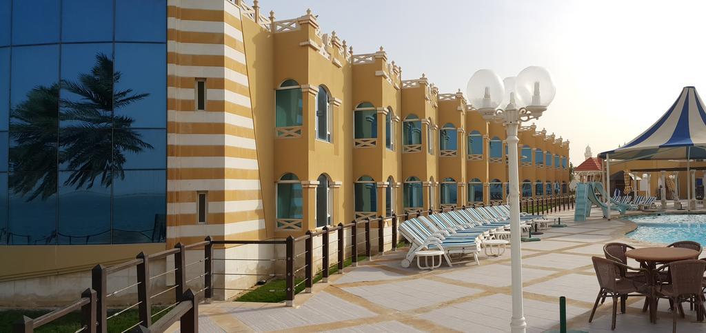 Tio Sea Resort Al Khor Kültér fotó The resort's pool area