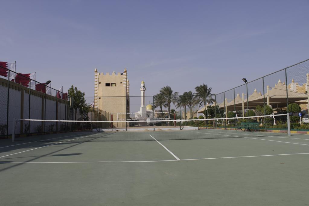 Tio Sea Resort Al Khor Kültér fotó Tennis courts at the resort