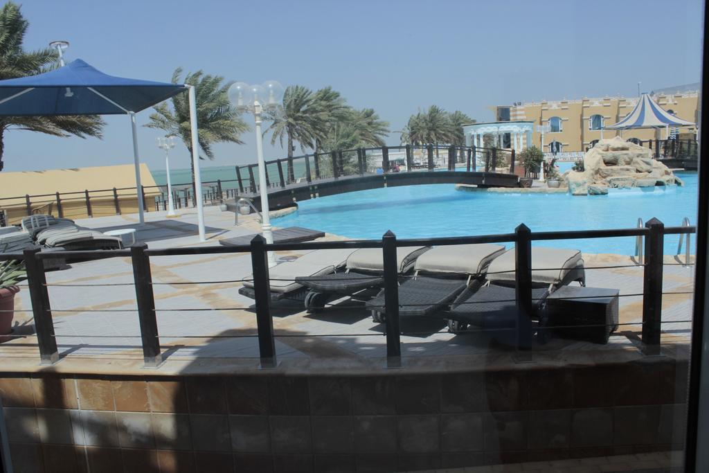 Tio Sea Resort Al Khor Kültér fotó The pool at the resort