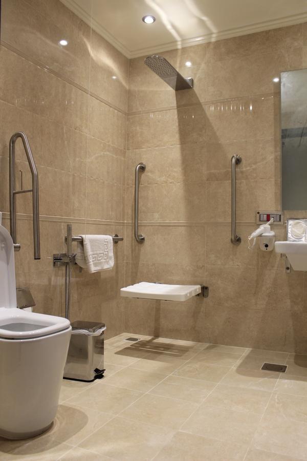 Tio Sea Resort Al Khor Kültér fotó Disabled toilet with a folding seat