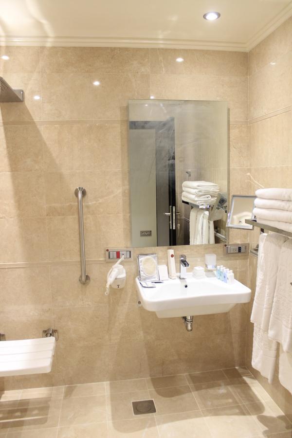 Tio Sea Resort Al Khor Kültér fotó Bathroom in a hotel room
