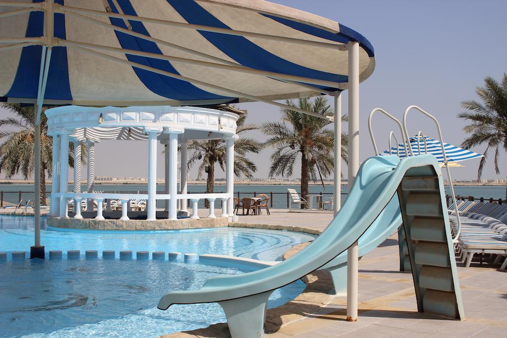 Tio Sea Resort Al Khor Kültér fotó A water slide