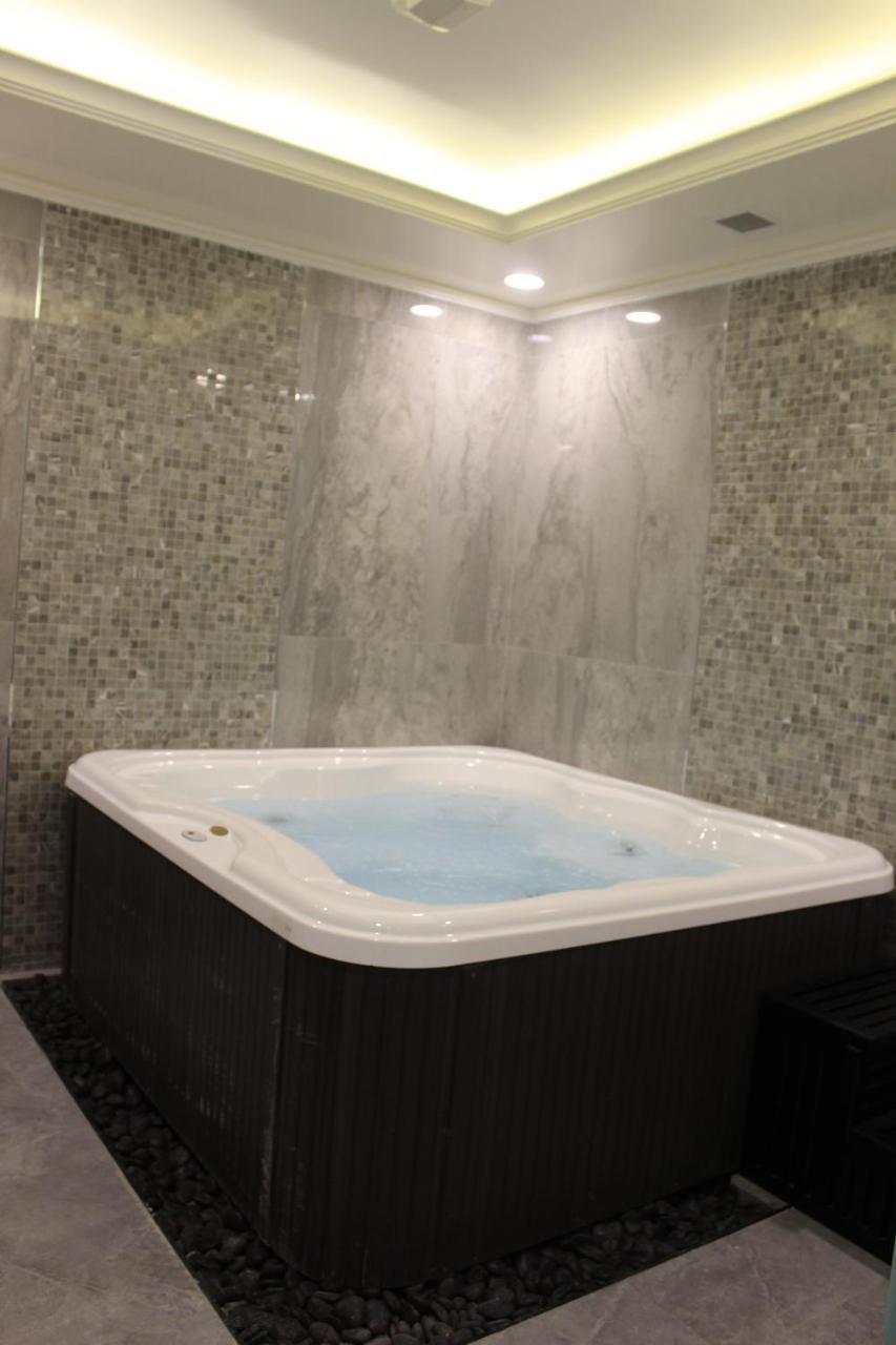 Tio Sea Resort Al Khor Kültér fotó A hot tub