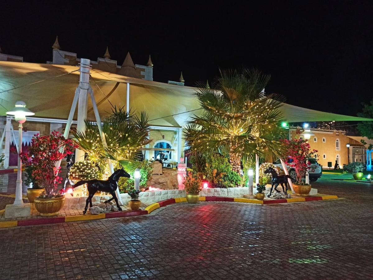 Tio Sea Resort Al Khor Kültér fotó Al Shaqab at night